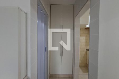 Corredor de apartamento para alugar com 1 quarto, 48m² em Vila Tupi, Praia Grande