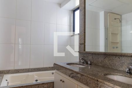 Banheiro da Suíte 1 de apartamento para alugar com 4 quartos, 176m² em Belvedere, Belo Horizonte