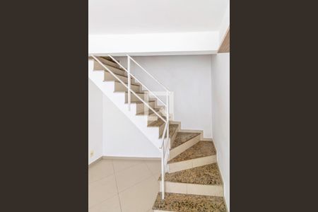 Sala - Acesso ao 2º andar de apartamento para alugar com 2 quartos, 48m² em Irajá, Rio de Janeiro