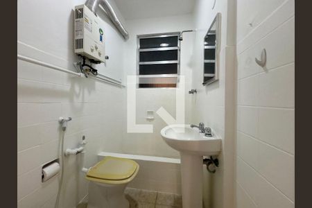 Banheiro de apartamento à venda com 2 quartos, 48m² em Leme, Rio de Janeiro