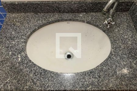 Banheiro da Suíte 1 de casa para alugar com 2 quartos, 79m² em Castelo, Santos