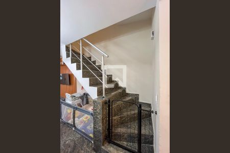 Escada 1 de casa de condomínio para alugar com 3 quartos, 120m² em Vila Caraguata, São Paulo