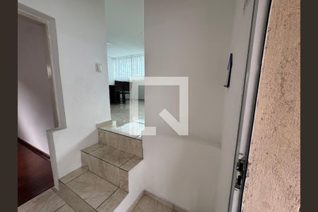 Acesso  de casa para alugar com 6 quartos, 250m² em Pestana, Osasco