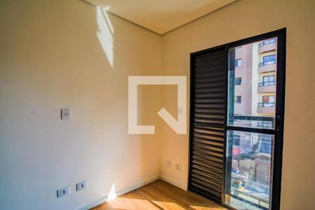 Parede branca com luz solar entrando pela janela, com vista para a rua e edifícios ao redor. de apartamento à venda com 3 quartos, 106m² em Vila Valparaíso, Santo André