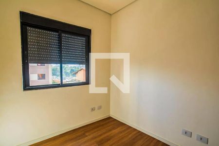 Janela com persianas de madeira e vista para a rua e o jardim. de apartamento à venda com 3 quartos, 106m² em Vila Valparaíso, Santo André