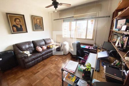 Sala de estar com móveis de couro e retratos na parede, com vista para a cidade. de apartamento à venda com 4 quartos, 185m² em Jardim Paulista, São Paulo