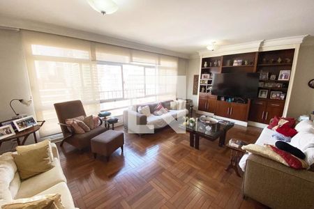 Sala de estar com móveis confortáveis e iluminação natural, com vista para a cidade. de apartamento à venda com 4 quartos, 185m² em Jardim Paulista, São Paulo