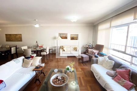 Sala de estar com móveis brancos e cores pastéis, iluminada por luz natural e artificial. de apartamento à venda com 4 quartos, 185m² em Jardim Paulista, São Paulo