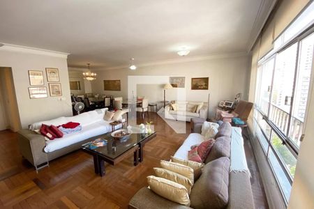 Sala de estar com móveis confortáveis e decoração simples, com vista para a cidade. de apartamento à venda com 4 quartos, 185m² em Jardim Paulista, São Paulo