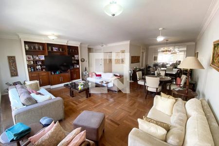 Sala de estar com móveis confortáveis e decoração aconchegante, TV e prateleiras de madeira. de apartamento à venda com 4 quartos, 185m² em Jardim Paulista, São Paulo