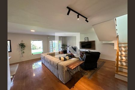 Sala de casa de condomínio para alugar com 3 quartos, 250m² em Morada das Flores (aldeia da Serra), Barueri