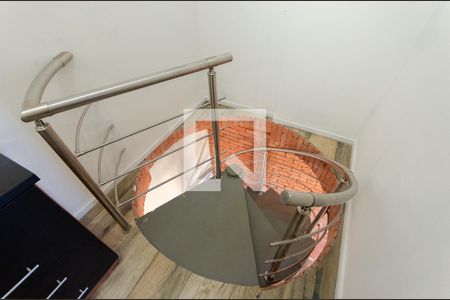 Escada de apartamento para alugar com 2 quartos, 68m² em Vila Primavera, São Paulo