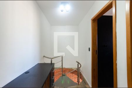 Escada de apartamento para alugar com 2 quartos, 68m² em Vila Primavera, São Paulo