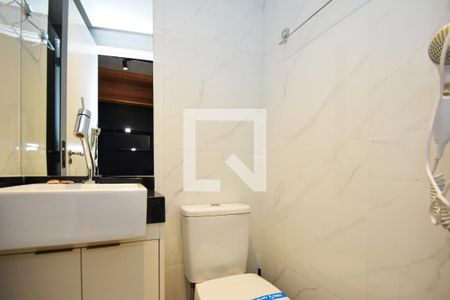 banheiro de kitnet/studio para alugar com 1 quarto, 21m² em Cerqueira César, São Paulo