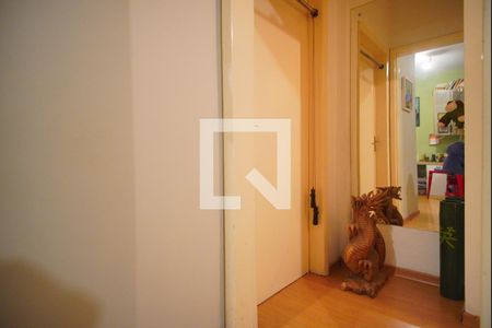 Corredor de apartamento à venda com 1 quarto, 49m² em Petrópolis, Porto Alegre