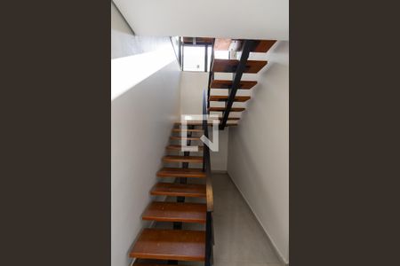 Escada de acesso ao piso inferior de casa de condomínio à venda com 3 quartos, 179m² em Jardim Jurupari (fazendinha), Santana de Parnaíba