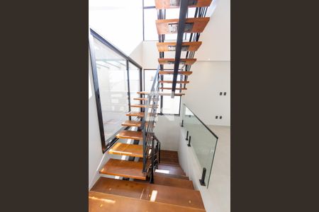 Escada de acesso ao piso superior de casa de condomínio à venda com 3 quartos, 179m² em Jardim Jurupari (fazendinha), Santana de Parnaíba