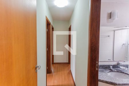 Corrredor de apartamento para alugar com 3 quartos, 80m² em Cruzeiro, Belo Horizonte