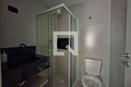 Banheiro da suite  de apartamento para alugar com 1 quarto, 54m² em Vila Caiçara, Praia Grande