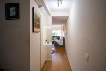Corredor de casa à venda com 3 quartos, 200m² em Jardim Pinheiros, São Paulo