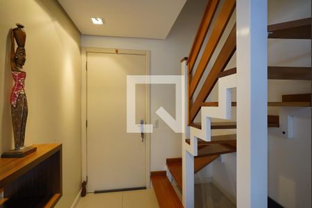 Acesso dormitórios  de casa de condomínio à venda com 3 quartos, 190m² em Teresópolis, Porto Alegre