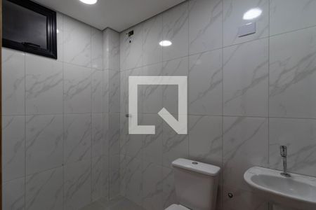 Banheiro de kitnet/studio para alugar com 1 quarto, 30m² em Vila Romana, São Paulo