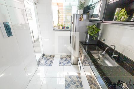 Cozinha de casa de condomínio para alugar com 2 quartos, 87m² em Planalto, Belo Horizonte