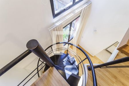 Escada de apartamento para alugar com 1 quarto, 49m² em Vila Olímpia, São Paulo