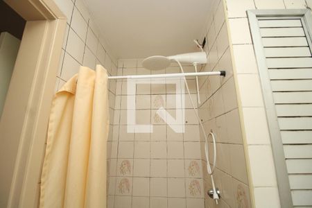 Banheiro de kitnet/studio para alugar com 1 quarto, 27m² em Liberdade, São Paulo