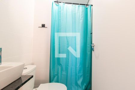 Banheiro Social de kitnet/studio para alugar com 1 quarto, 27m² em Centro, Curitiba