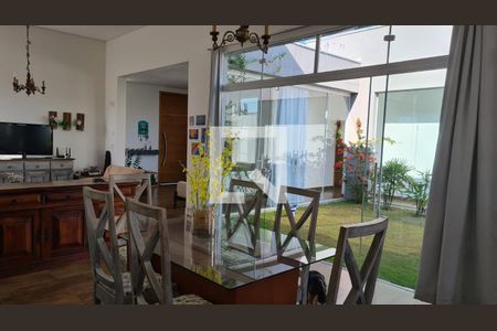 Sala de casa de condomínio para alugar com 4 quartos, 215m² em Condomínio Parque Vale dos Lagos, Jacareí