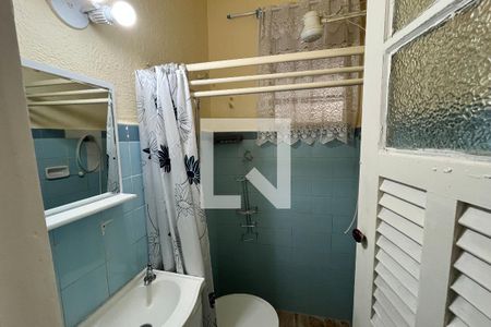 Banheiro de kitnet/studio para alugar com 1 quarto, 32m² em Jardim Guanabara, Rio de Janeiro