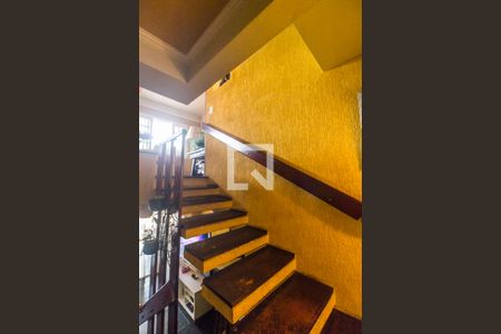 Escada de casa de condomínio para alugar com 2 quartos, 330m² em Alphaville, Santana de Parnaíba