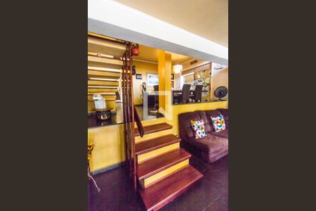 Escada de casa de condomínio para alugar com 2 quartos, 330m² em Alphaville, Santana de Parnaíba