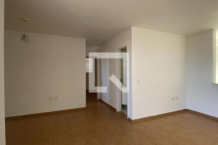 Sala com piso de porcelanato e iluminação adequada, sem móveis ou decoração. de apartamento à venda com 3 quartos, 67m² em Parque Industrial, Campinas