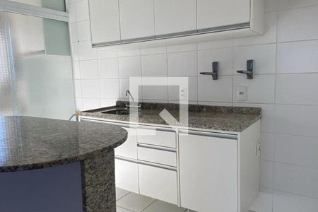 Cozinha com piso de porcelanato, bancada de granito e iluminação adequada. de apartamento à venda com 3 quartos, 67m² em Parque Industrial, Campinas