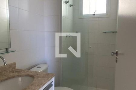 Banheiro com piso de porcelanato, pia e vaso sanitário brancos, e uma janela pequena. de apartamento à venda com 3 quartos, 67m² em Parque Industrial, Campinas