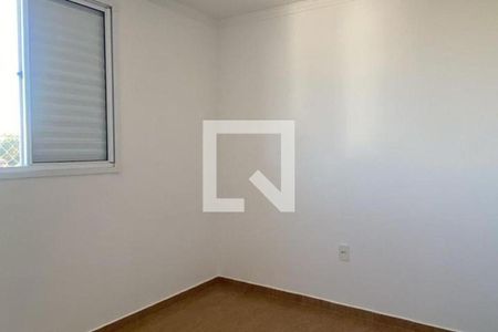 Quarto com parede branca e piso de madeira, com uma janela com persianas fechadas. de apartamento à venda com 3 quartos, 67m² em Parque Industrial, Campinas
