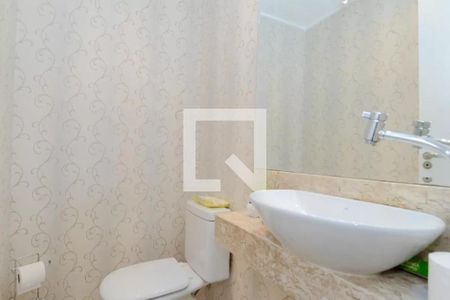 Banheiro com piso de porcelanato, pia de porcelanato e espelho grande. de apartamento à venda com 6 quartos, 122m² em Jardim Flor da Montanha, Guarulhos