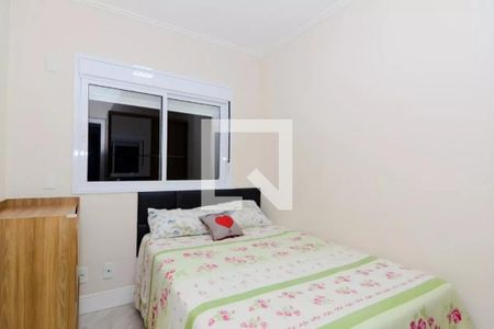 Cama simples com cobertor floral e almofadas com coração, com janela de vidro e madeira na parede. de apartamento à venda com 6 quartos, 122m² em Jardim Flor da Montanha, Guarulhos