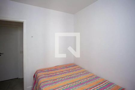 Cama simples com cobertor colorido em uma sala pequena, com porta e janelas pequenas. de apartamento à venda com 3 quartos, 91m² em Centro, Diadema