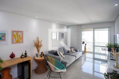 Sala com sofá, mesa e cadeira, com vista para a varanda e janelas grandes, iluminada por luz natural e artificial. de apartamento à venda com 3 quartos, 91m² em Centro, Diadema