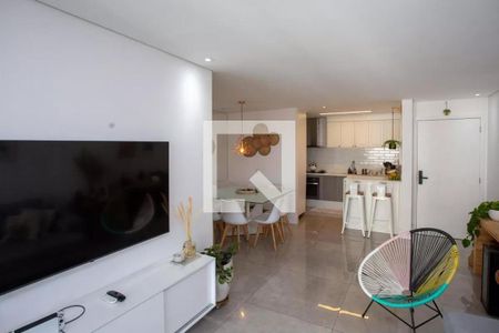 Sala com TV, mesa e cadeiras, cozinha com iluminação e ilha de cozinha, e uma cadeira de design na varanda. de apartamento à venda com 3 quartos, 91m² em Centro, Diadema