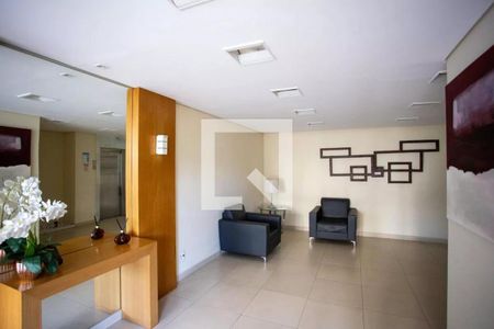 Sala de espera com dois sofás e uma mesa de madeira, com uma planta de orquídeas na mesa. de apartamento à venda com 3 quartos, 91m² em Centro, Diadema