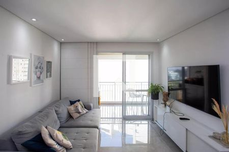 Sala com sofá, TV e vista para a varanda. de apartamento à venda com 3 quartos, 91m² em Centro, Diadema