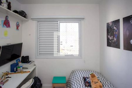 Quarto pequeno com cama, TV e mesa de trabalho, com vista para a rua. de apartamento à venda com 3 quartos, 91m² em Centro, Diadema
