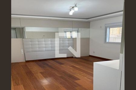 Cama de cama com cabeceira de couro e espelho grande, com piso de madeira e iluminação boa. de apartamento à venda com 6 quartos, 122m² em Jardim Flor da Montanha, Guarulhos