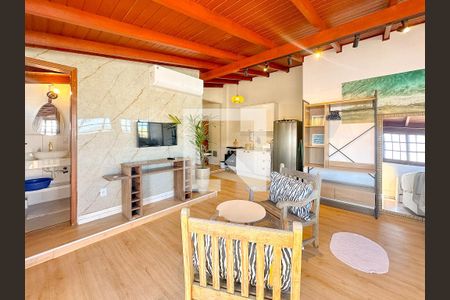 Sala de TV de apartamento para alugar com 1 quarto, 70m² em Canasvieiras, Florianópolis