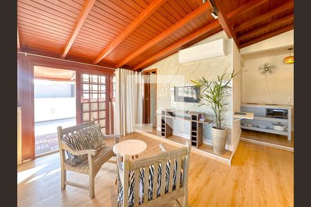 Sala de TV de apartamento para alugar com 1 quarto, 70m² em Canasvieiras, Florianópolis