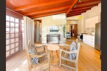 Sala de TV de apartamento para alugar com 1 quarto, 70m² em Canasvieiras, Florianópolis